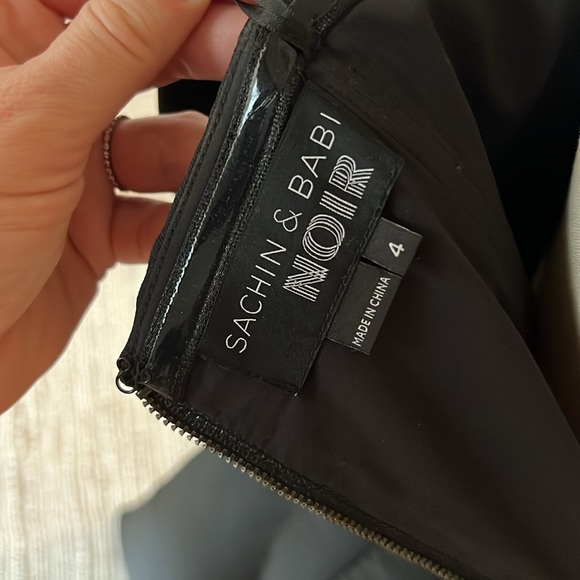 Sachin + Babi Noir off shoulder gown Sz 4 - Picture 8 of 9